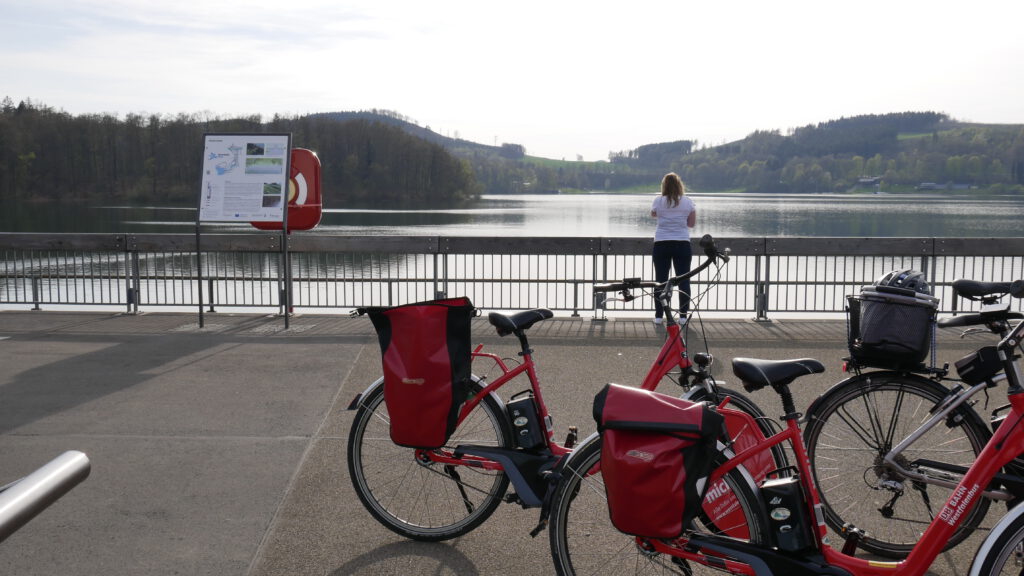 E-Bike Stadtführung Meschede, Fahrräder auf dem Hennedamm