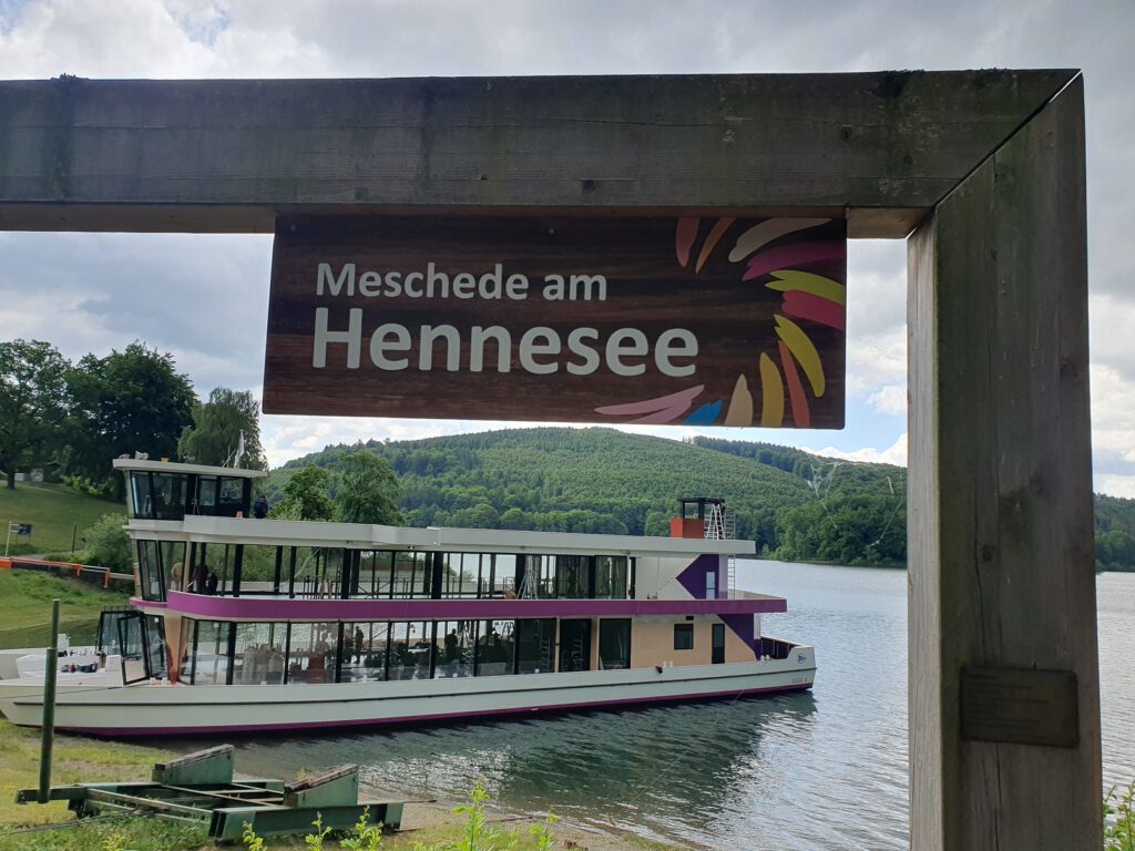 Das neue voll-elektrische Fahrgastschiff auf dem Hennesee. Die EMS Hennesee