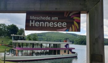 Das neue voll-elektrische Fahrgastschiff auf dem Hennesee. Die EMS Hennesee