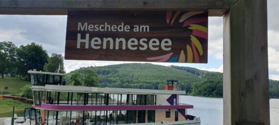 Das neue voll-elektrische Fahrgastschiff auf dem Hennesee. Die EMS Hennesee
