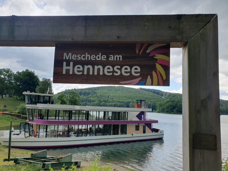 Das neue voll-elektrische Fahrgastschiff auf dem Hennesee. Die EMS Hennesee