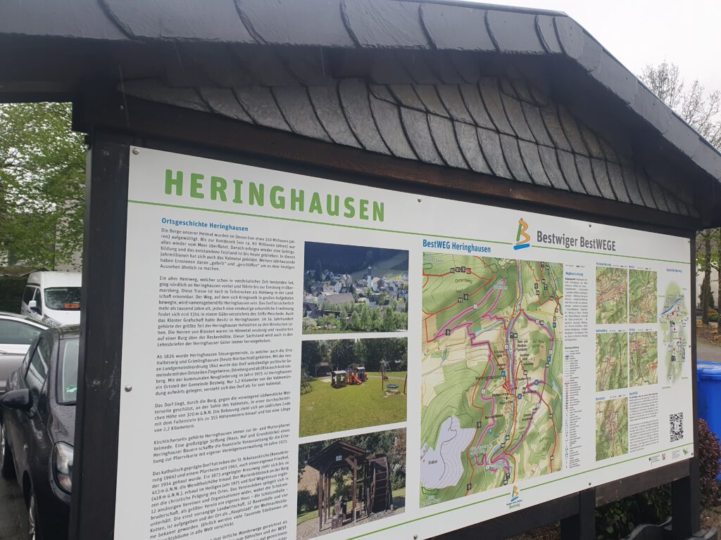 Wandertafel mit Wanderkarte in der Ortsmitte Heringhausen