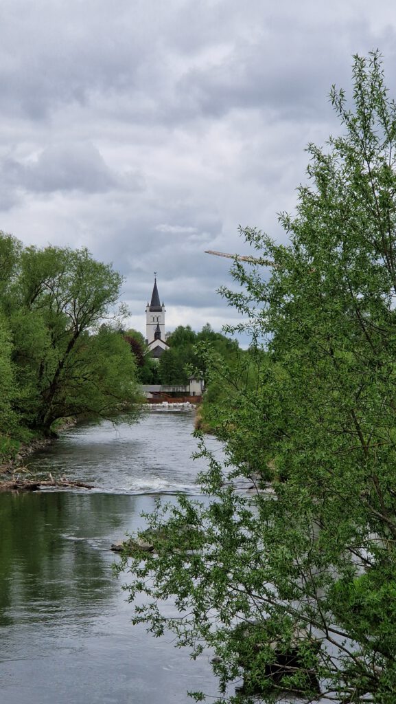 Blick über die Ruhr auf die Andreaskirche Velmede