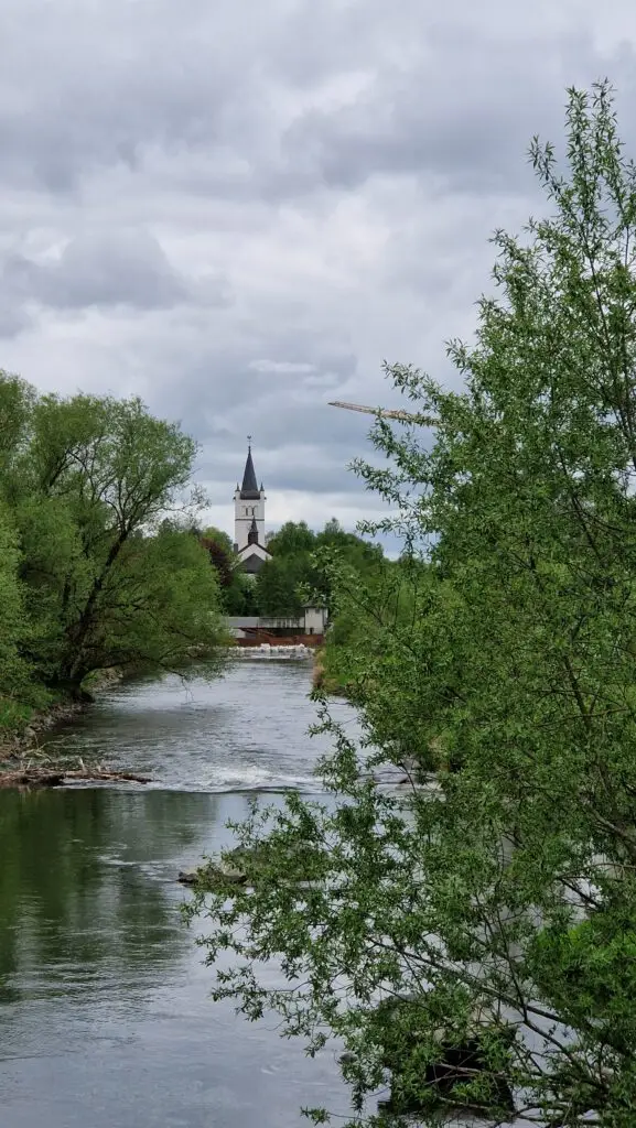 Blick über die Ruhr auf die Andreaskirche Velmede