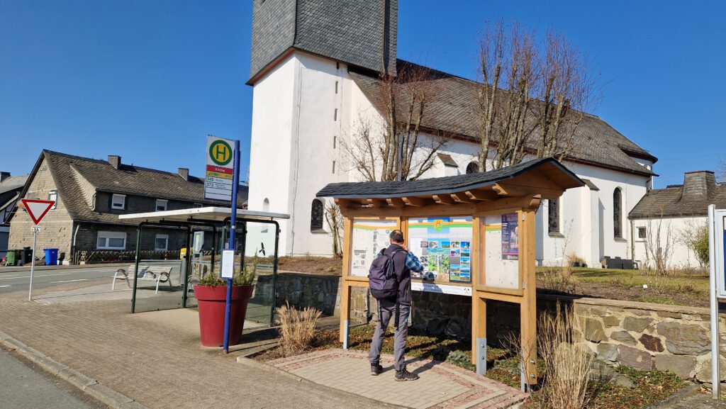 Bestwig-Andreasberg. Ortsmitte mit der St. Barbara Kirche im Hintergrund.